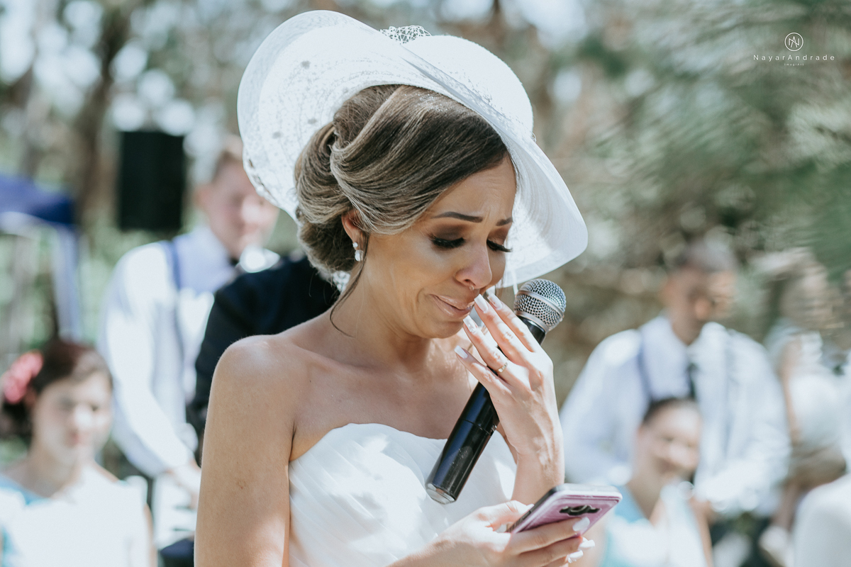 casamento de dia ao ar livre em uma manha de Sol em Campinas. Noiva com chapeu e noivo de roupa clara. Decoracao rustica no recanto dos passaros.