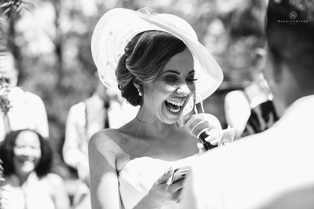 casamento de dia ao ar livre em uma manha de Sol em Campinas. Noiva com chapeu e noivo de roupa clara. Decoracao rustica no recanto dos passaros.