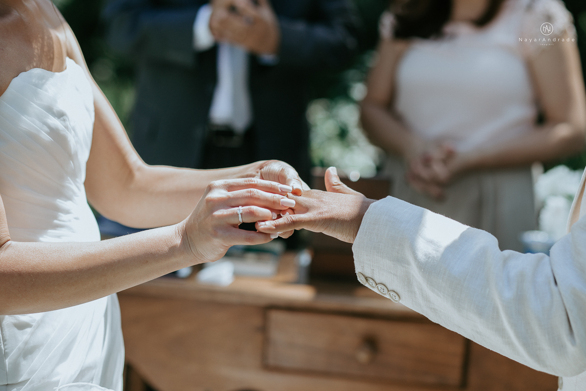 casamento de dia ao ar livre em uma manha de Sol em Campinas. Noiva com chapeu e noivo de roupa clara. Decoracao rustica no recanto dos passaros.