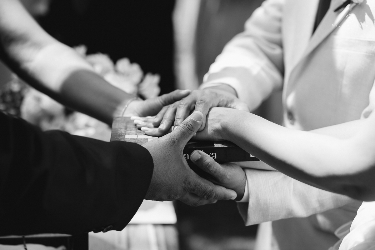 casamento de dia ao ar livre em uma manha de Sol em Campinas. Noiva com chapeu e noivo de roupa clara. Decoracao rustica no recanto dos passaros.