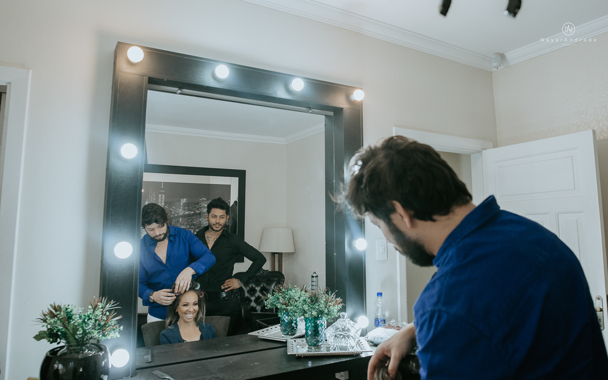 casamento de dia ao ar livre em uma manha de Sol em Campinas. Noiva com chapeu e noivo de roupa clara. Decoracao rustica no recanto dos passaros.