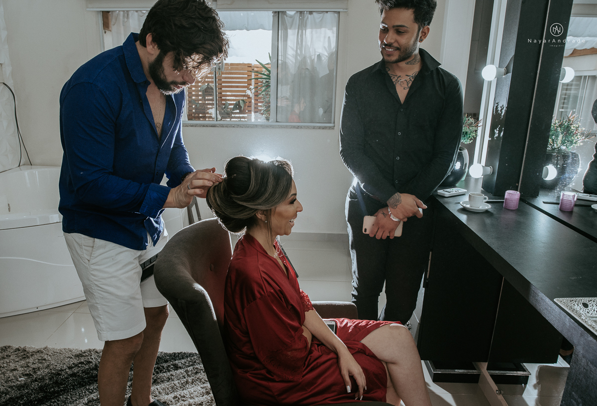 casamento de dia ao ar livre em uma manha de Sol em Campinas. Noiva com chapeu e noivo de roupa clara. Decoracao rustica no recanto dos passaros.