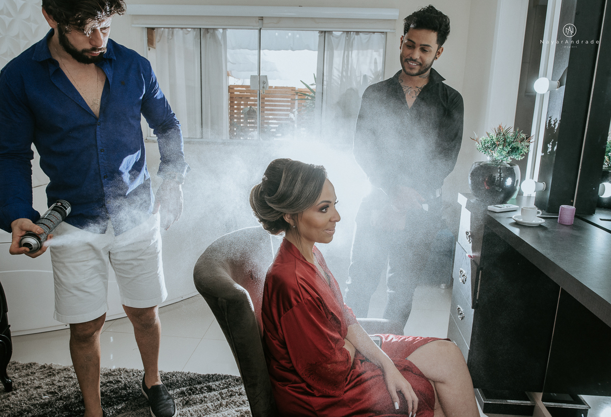 casamento de dia ao ar livre em uma manha de Sol em Campinas. Noiva com chapeu e noivo de roupa clara. Decoracao rustica no recanto dos passaros.