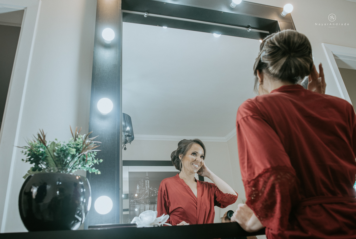 casamento de dia ao ar livre em uma manha de Sol em Campinas. Noiva com chapeu e noivo de roupa clara. Decoracao rustica no recanto dos passaros.