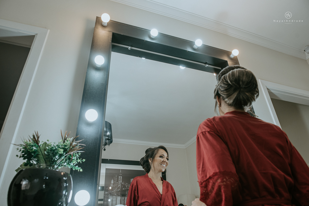 casamento de dia ao ar livre em uma manha de Sol em Campinas. Noiva com chapeu e noivo de roupa clara. Decoracao rustica no recanto dos passaros.