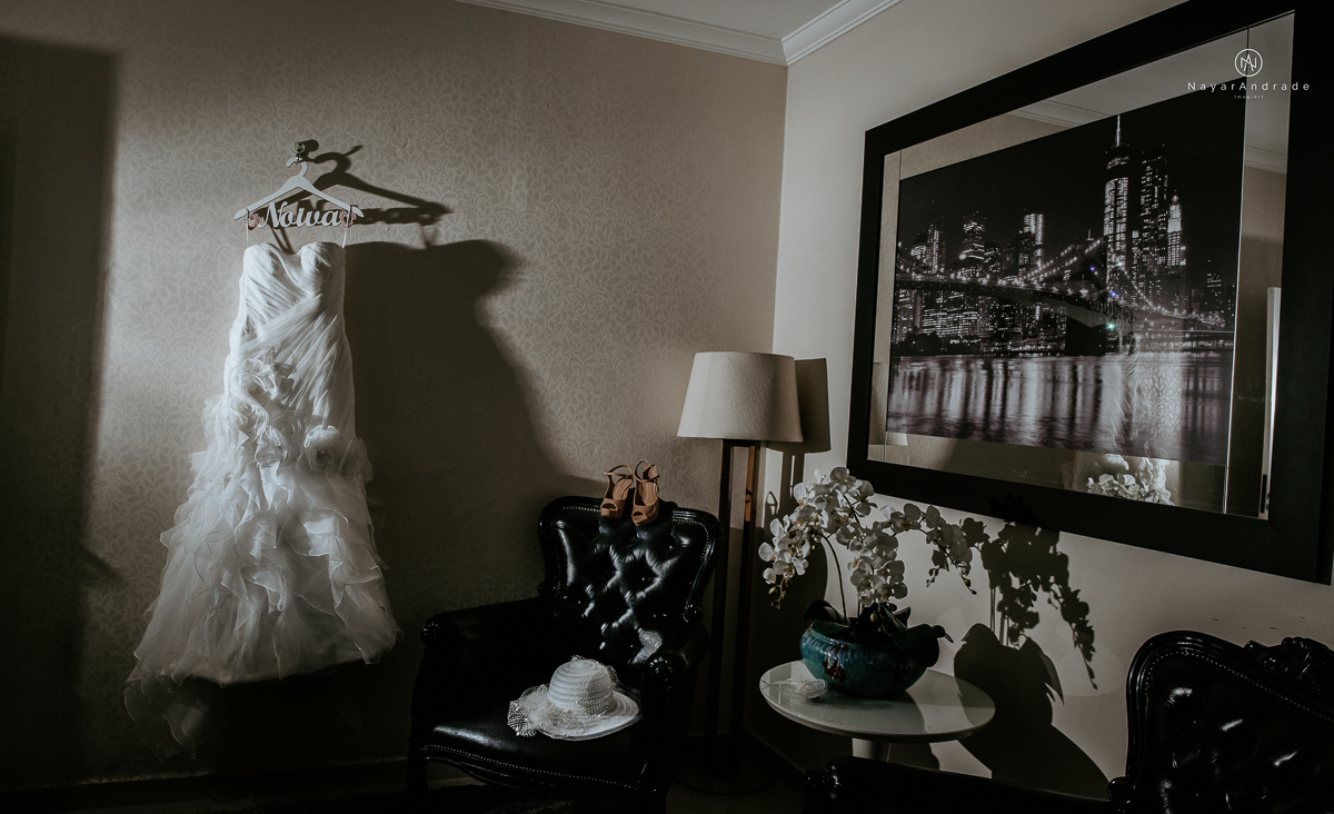 casamento de dia ao ar livre em uma manha de Sol em Campinas. Noiva com chapeu e noivo de roupa clara. Decoracao rustica no recanto dos passaros.