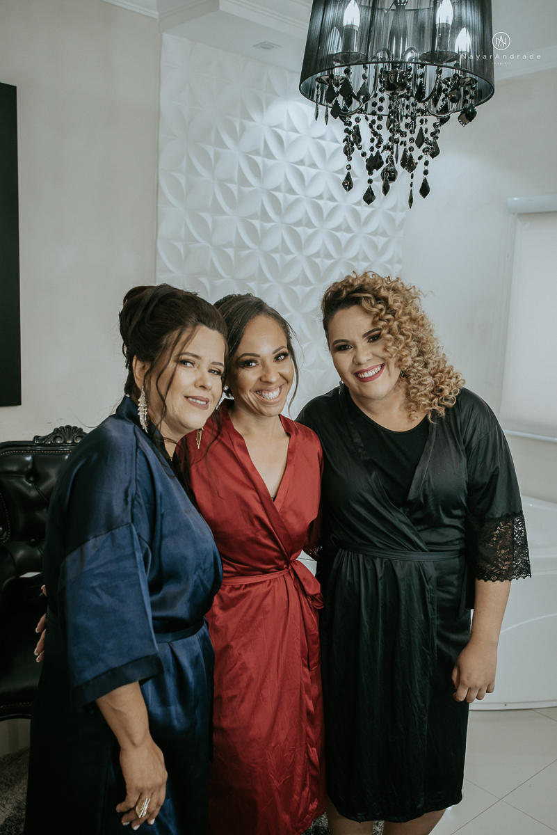 casamento de dia ao ar livre em uma manha de Sol em Campinas. Noiva com chapeu e noivo de roupa clara. Decoracao rustica no recanto dos passaros.
