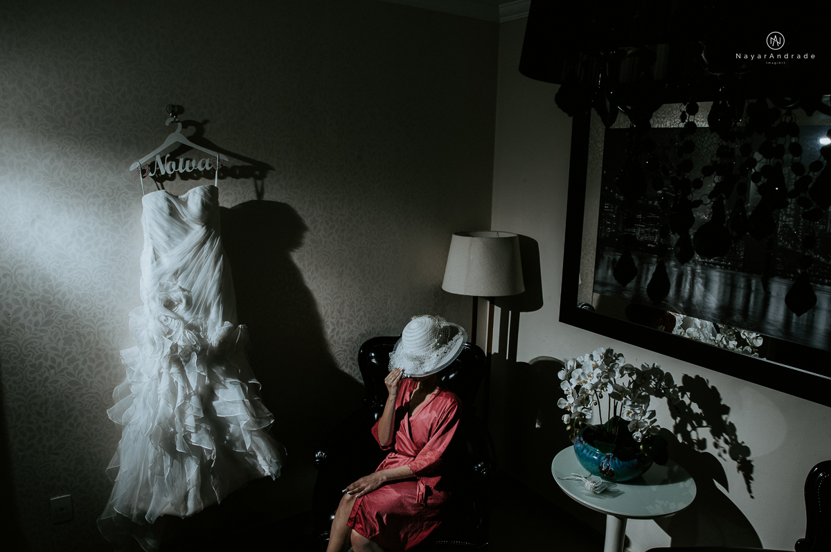 casamento de dia ao ar livre em uma manha de Sol em Campinas. Noiva com chapeu e noivo de roupa clara. Decoracao rustica no recanto dos passaros.