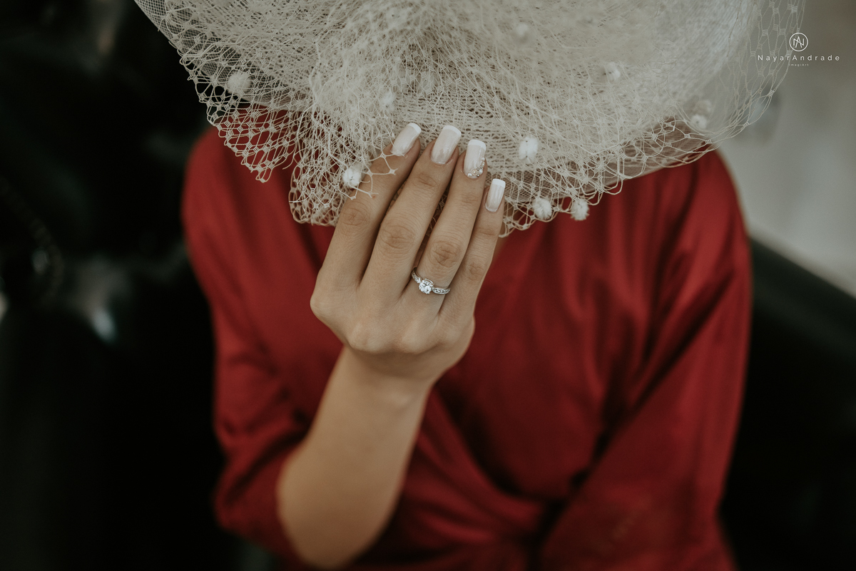 casamento de dia ao ar livre em uma manha de Sol em Campinas. Noiva com chapeu e noivo de roupa clara. Decoracao rustica no recanto dos passaros.