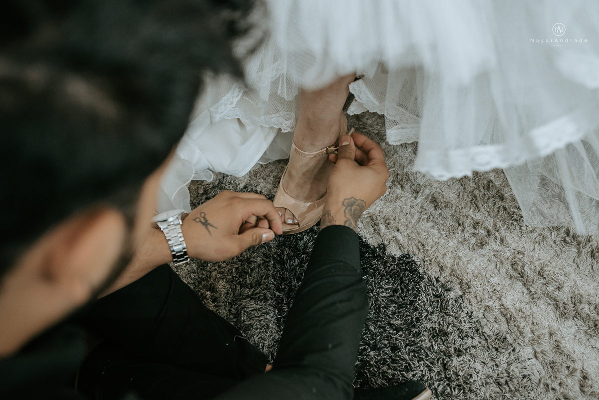 casamento de dia ao ar livre em uma manha de Sol em Campinas. Noiva com chapeu e noivo de roupa clara. Decoracao rustica no recanto dos passaros.