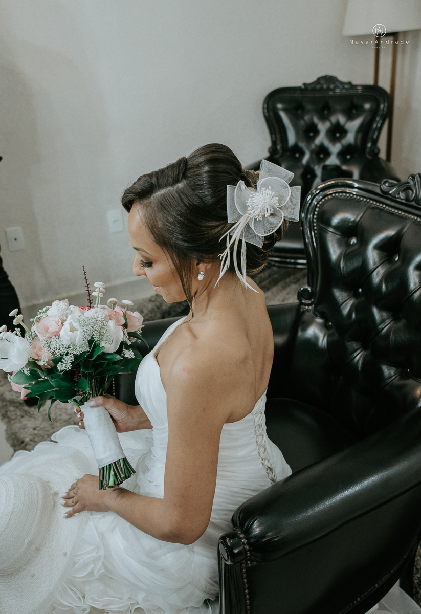 Noiva de chapeu e vestido tomara que caia casamento de dia ao ar livre em campinas fotos do making of fotografa nayara andrade