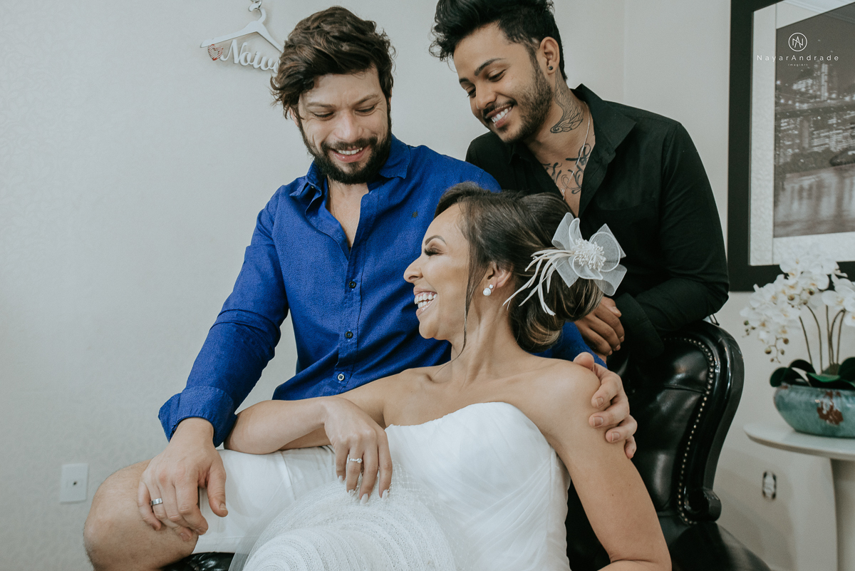 casamento de dia ao ar livre em uma manha de Sol em Campinas. Noiva com chapeu e noivo de roupa clara. Decoracao rustica no recanto dos passaros.