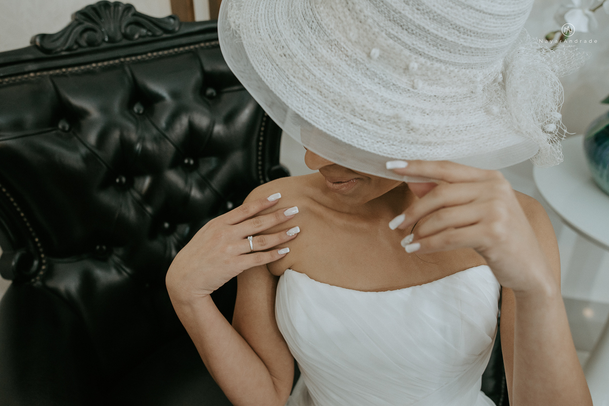 Noiva de chapeu e vestido tomara que caia casamento de dia ao ar livre em campinas fotos do making of fotografa nayara andrade