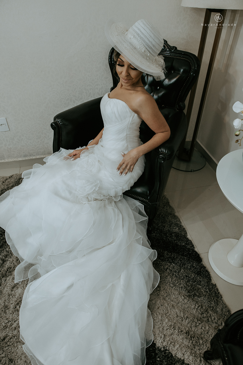 Noiva de chapeu e vestido tomara que caia casamento de dia ao ar livre em campinas fotos do making of fotografa nayara andrade