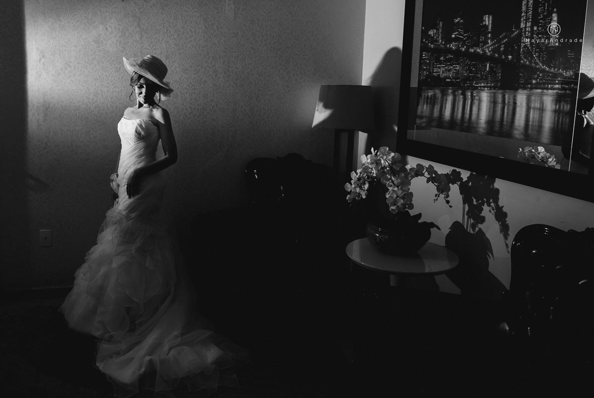 Noiva de chapeu e vestido tomara que caia casamento de dia ao ar livre em campinas fotos do making of fotografa nayara andrade