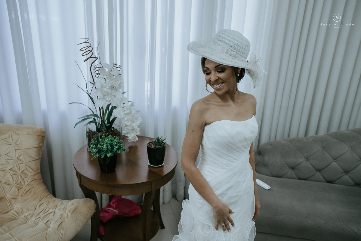 Noiva de chapeu e vestido tomara que caia casamento de dia ao ar livre em campinas fotos do making of fotografa nayara andrade