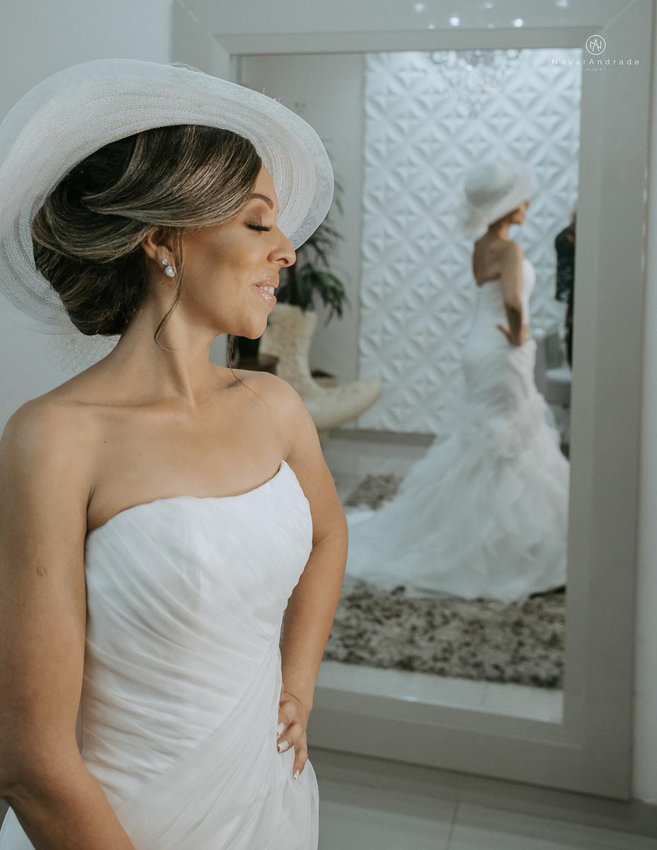 Noiva de chapeu e vestido tomara que caia casamento de dia ao ar livre em campinas fotos do making of fotografa nayara andrade