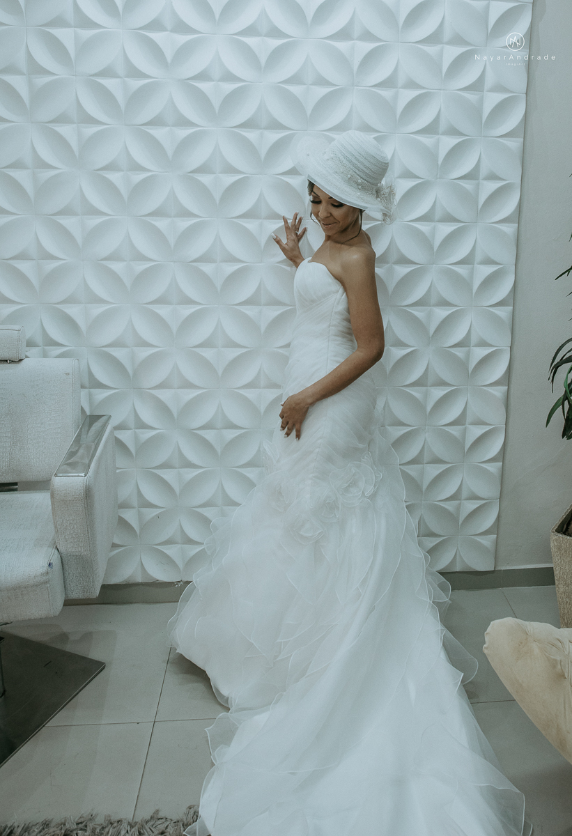 Noiva de chapeu e vestido tomara que caia casamento de dia ao ar livre em campinas fotos do making of fotografa nayara andrade