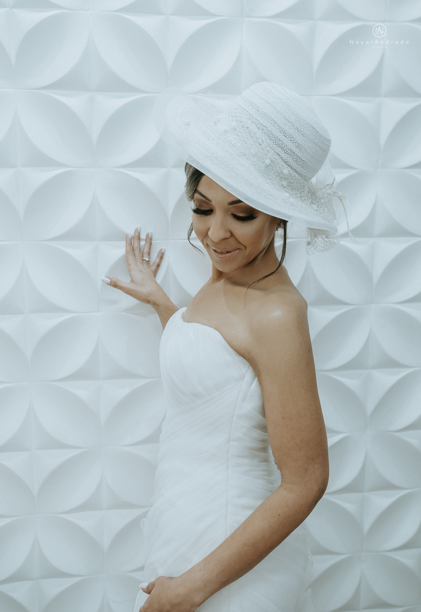 Noiva de chapeu e vestido tomara que caia casamento de dia ao ar livre em campinas fotos do making of fotografa nayara andrade