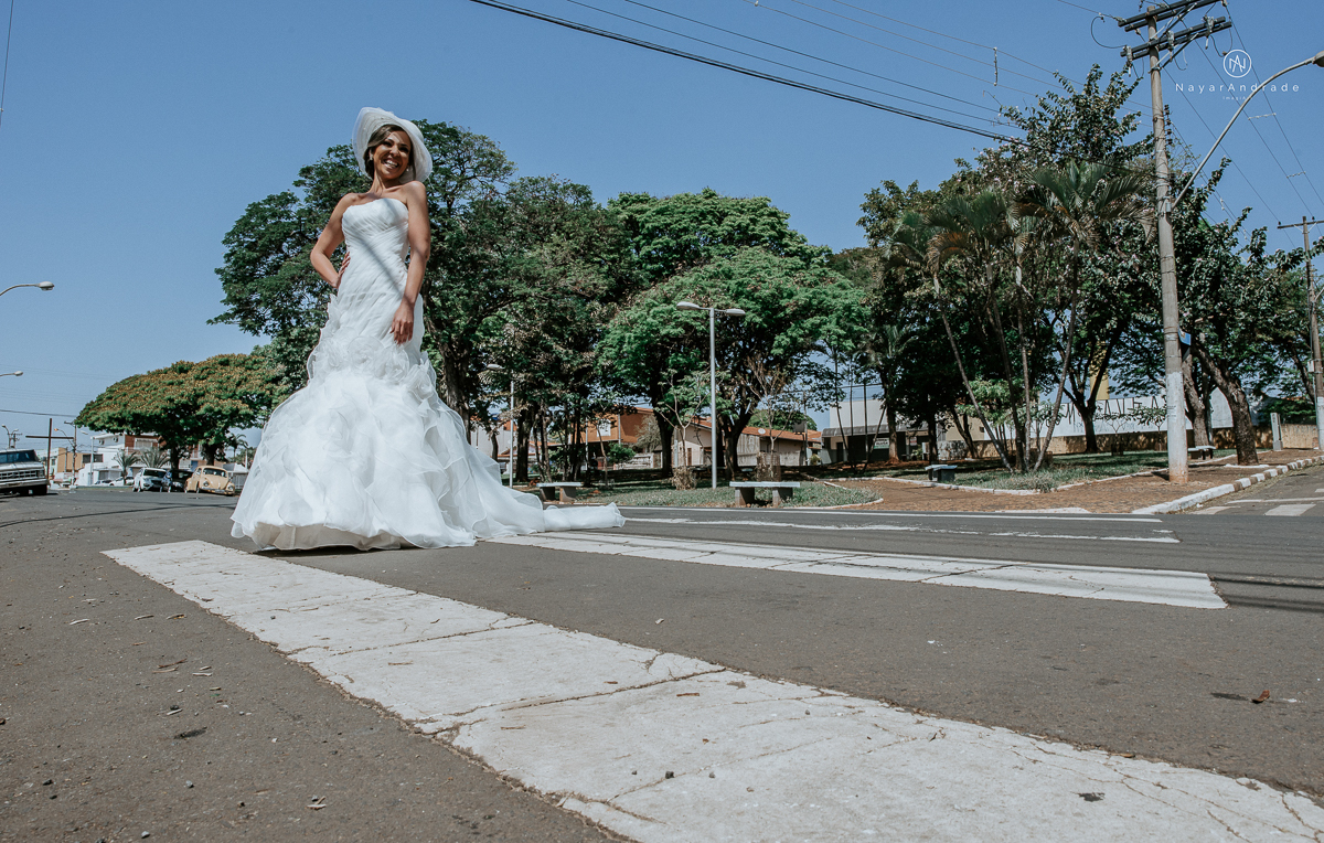 Noiva de chapeu e vestido tomara que caia casamento de dia ao ar livre em campinas fotos do making of fotografa nayara andrade