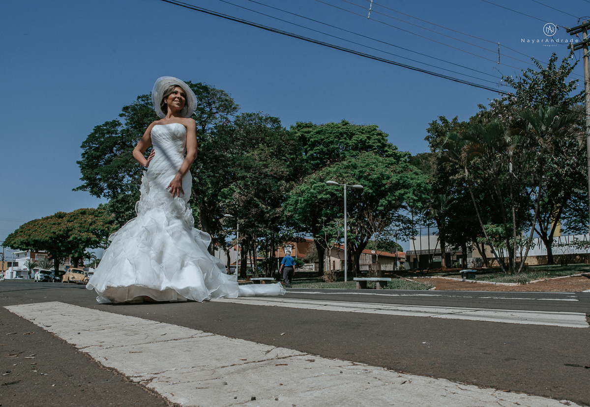 Noiva de chapeu e vestido tomara que caia casamento de dia ao ar livre em campinas fotos do making of fotografa nayara andrade