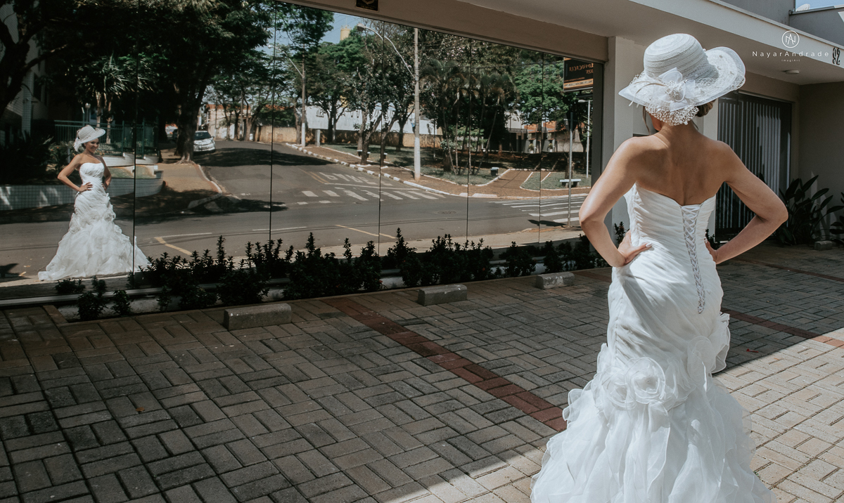 Noiva de chapeu e vestido tomara que caia casamento de dia ao ar livre em campinas fotos do making of fotografa nayara andrade