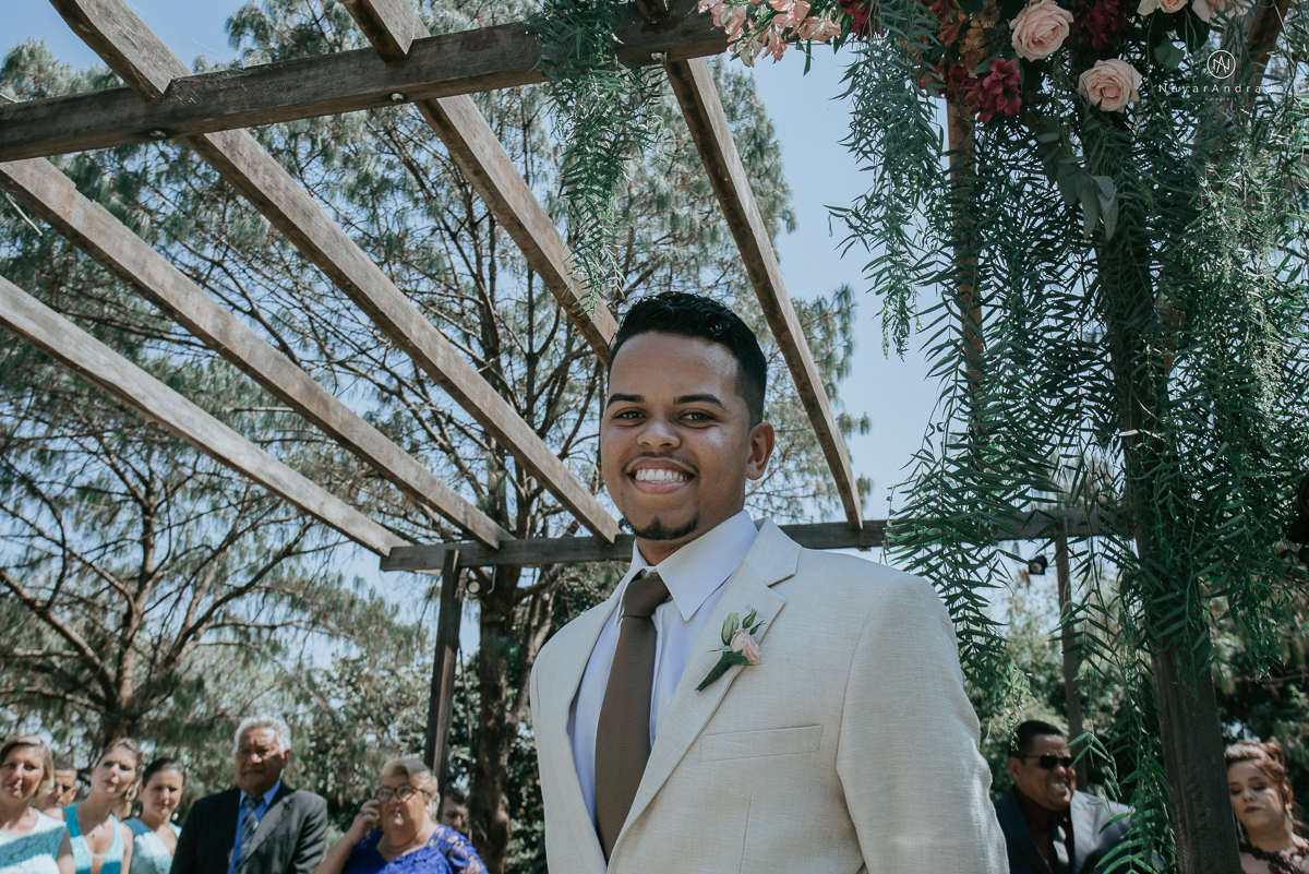 casamento de dia ao ar livre em uma manha de Sol em Campinas. Noiva com chapeu e noivo de roupa clara. Decoracao rustica no recanto dos passaros.