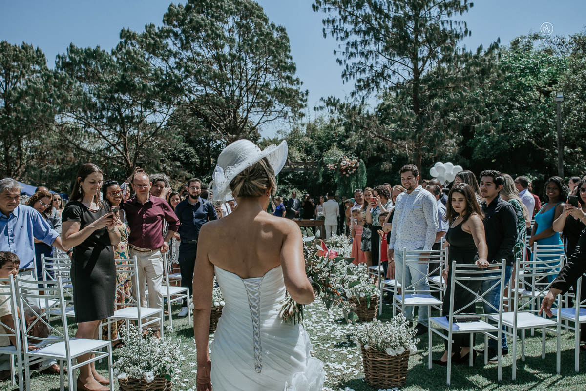 casamento de dia ao ar livre em uma manha de Sol em Campinas. Noiva com chapeu e noivo de roupa clara. Decoracao rustica no recanto dos passaros.
