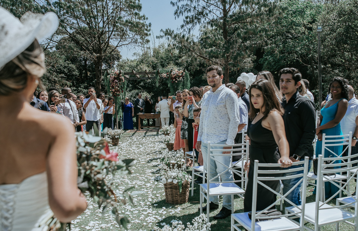 casamento de dia ao ar livre em uma manha de Sol em Campinas. Noiva com chapeu e noivo de roupa clara. Decoracao rustica no recanto dos passaros.