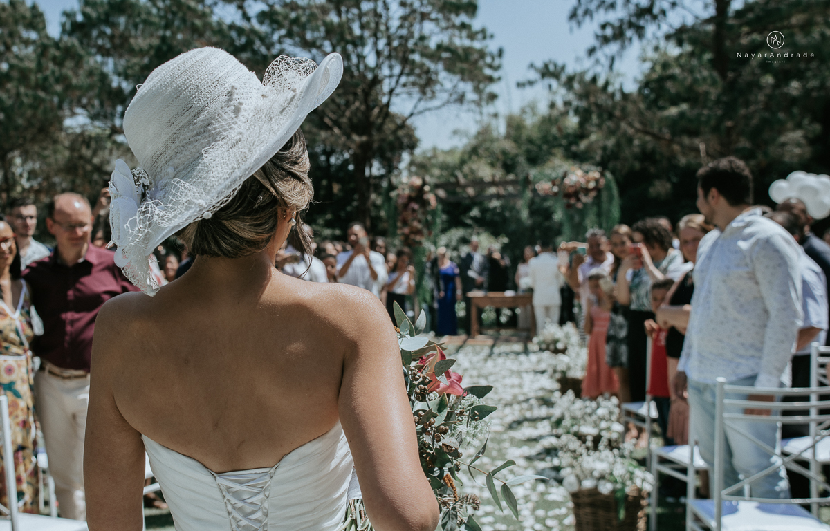 casamento de dia ao ar livre em uma manha de Sol em Campinas. Noiva com chapeu e noivo de roupa clara. Decoracao rustica no recanto dos passaros.