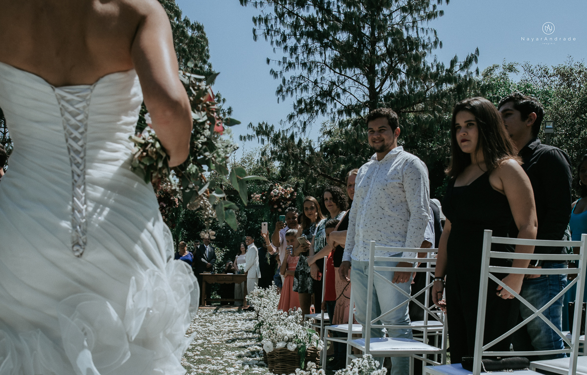 Making of de noivo ao ar livre casamento de dia noivo com roupa bege de algodao e gravata marrom estilo rustico noivo no campo