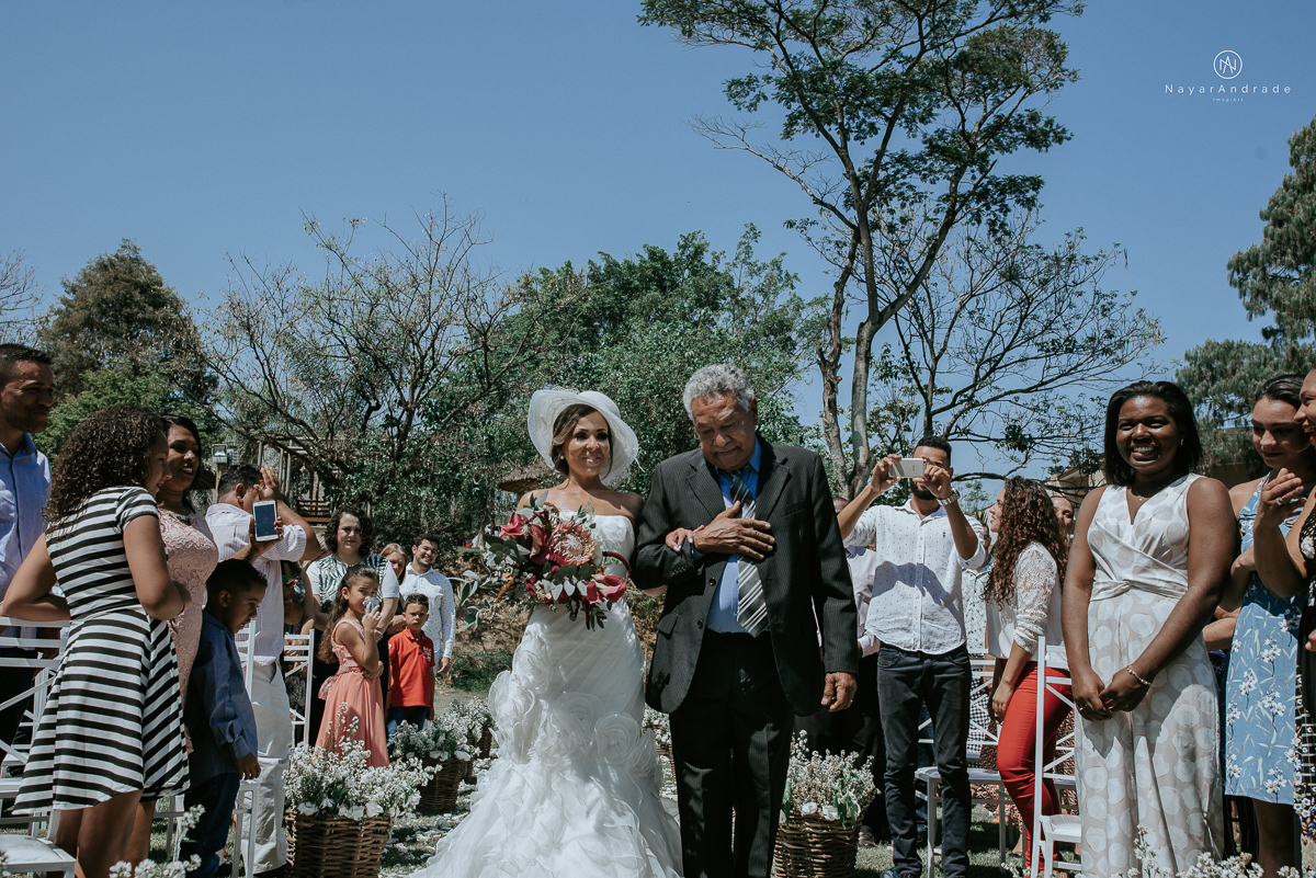 casamento de dia ao ar livre em uma manha de Sol em Campinas. Noiva com chapeu e noivo de roupa clara. Decoracao rustica no recanto dos passaros.