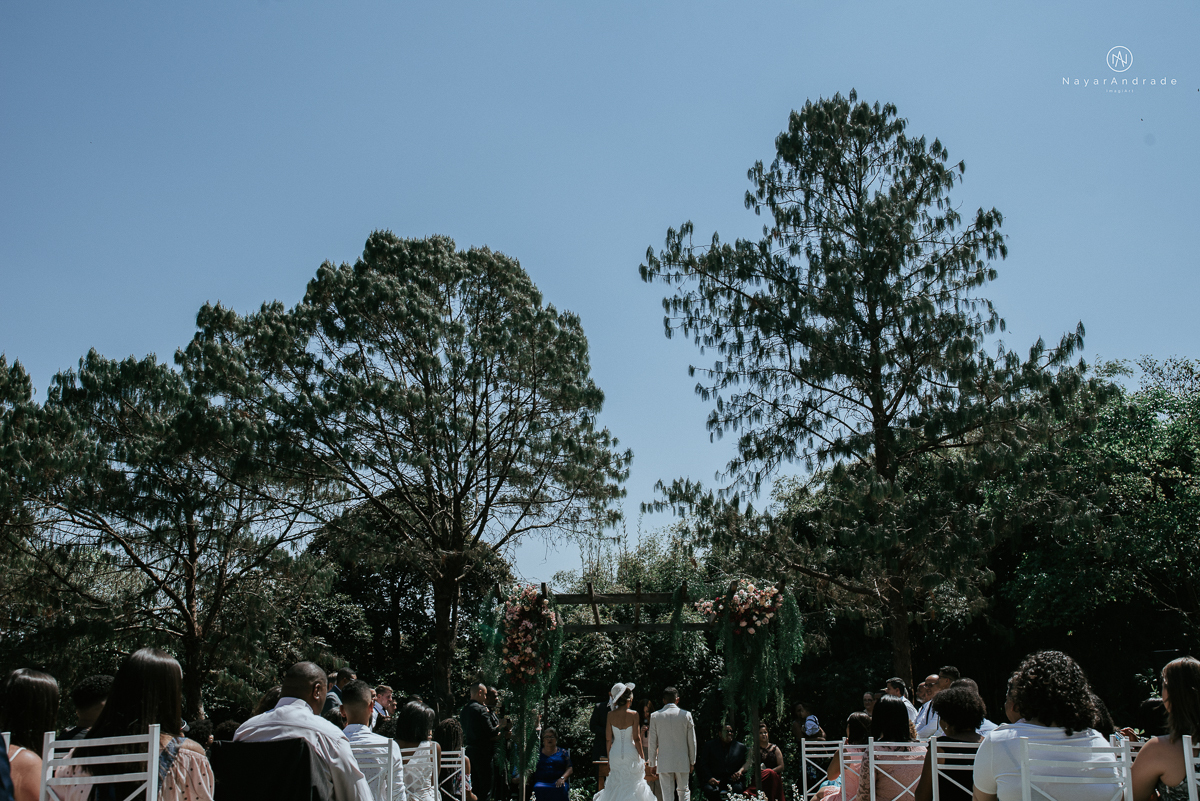 casamento de dia ao ar livre em uma manha de Sol em Campinas. Noiva com chapeu e noivo de roupa clara. Decoracao rustica no recanto dos passaros.casamento de dia ao ar livre em uma manha de Sol em Campinas. Noiva com chapeu e noivo de roupa clara. Decorac