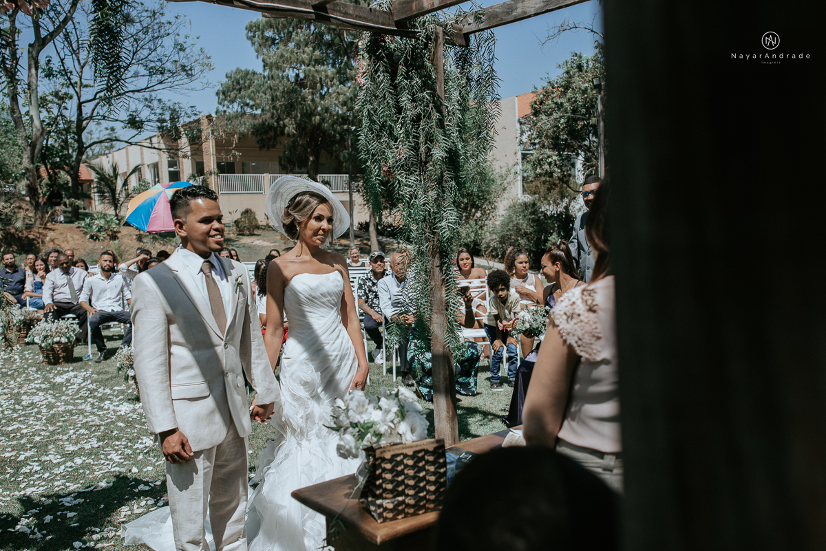 casamento de dia ao ar livre em uma manha de Sol em Campinas. Noiva com chapeu e noivo de roupa clara. Decoracao rustica no recanto dos passaros.