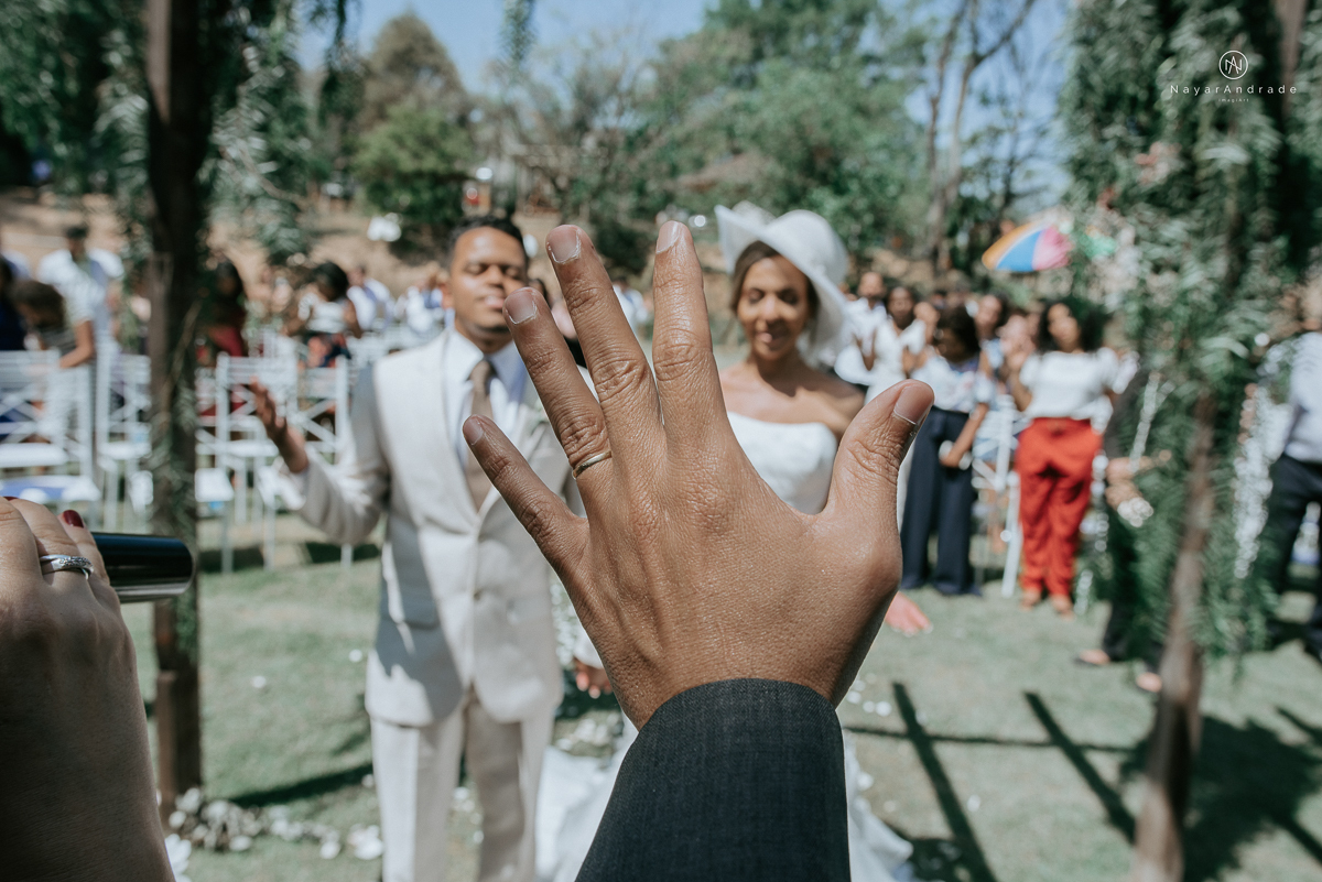 casamento de dia ao ar livre em uma manha de Sol em Campinas. Noiva com chapeu e noivo de roupa clara. Decoracao rustica no recanto dos passaros.
