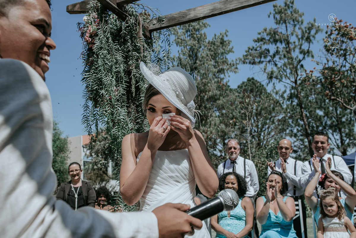 casamento de dia ao ar livre em uma manha de Sol em Campinas. Noiva com chapeu e noivo de roupa clara. Decoracao rustica no recanto dos passaros.