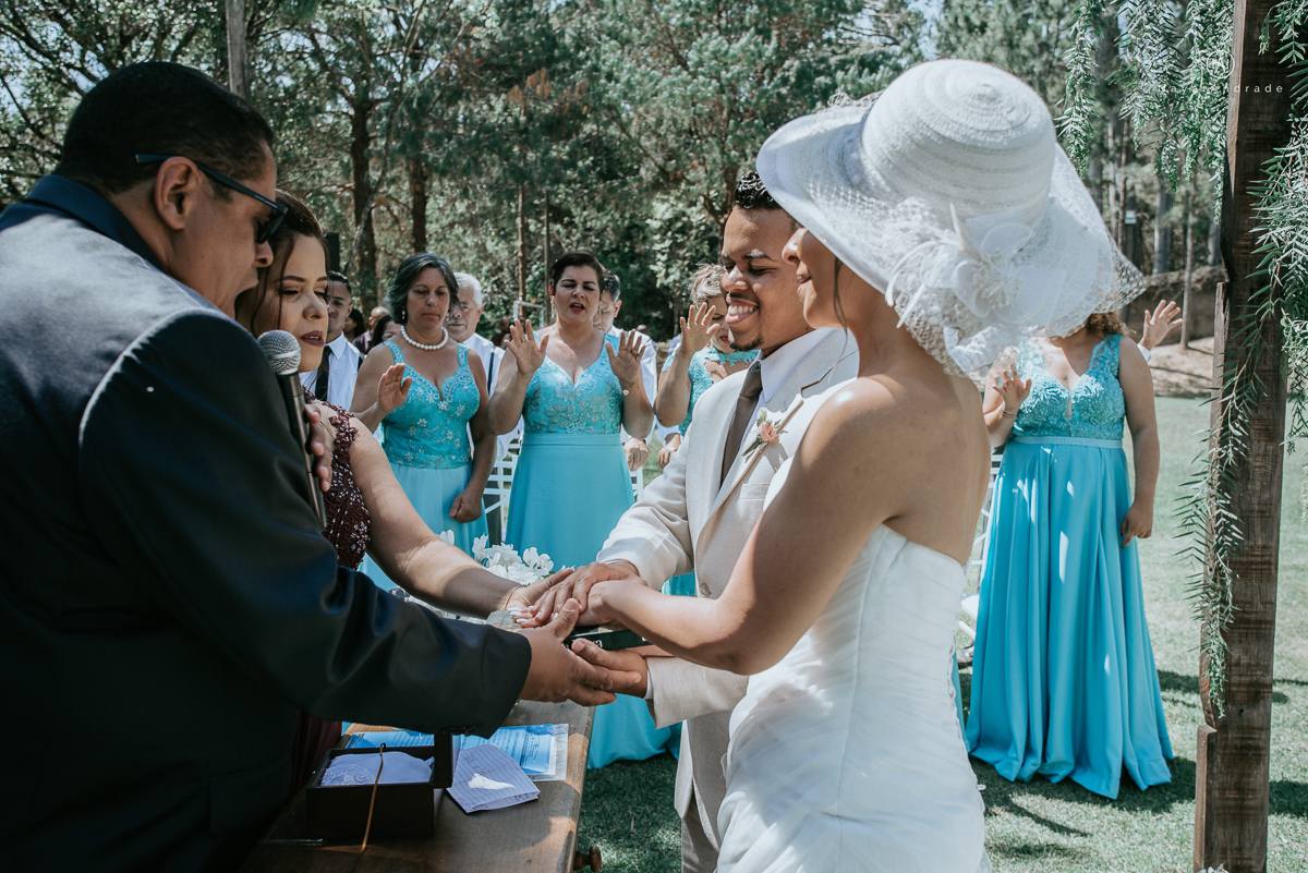 casamento de dia ao ar livre em uma manha de Sol em Campinas. Noiva com chapeu e noivo de roupa clara. Decoracao rustica no recanto dos passaros.