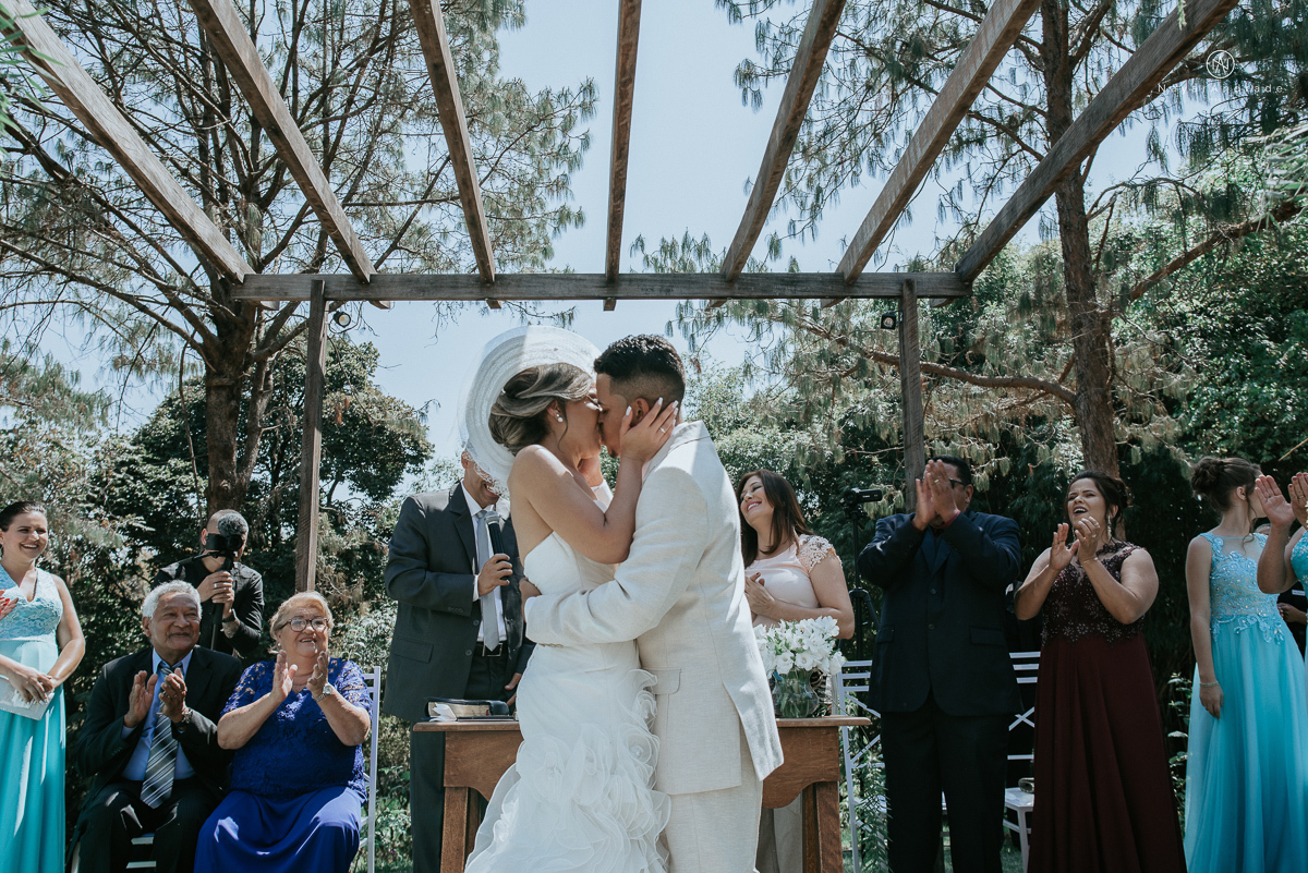 casamento de dia ao ar livre em uma manha de Sol em Campinas. Noiva com chapeu e noivo de roupa clara. Decoracao rustica no recanto dos passaros.