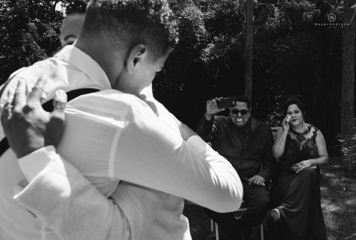 casamento de dia ao ar livre em uma manha de Sol em Campinas. Noiva com chapeu e noivo de roupa clara. Decoracao rustica no recanto dos passaros.