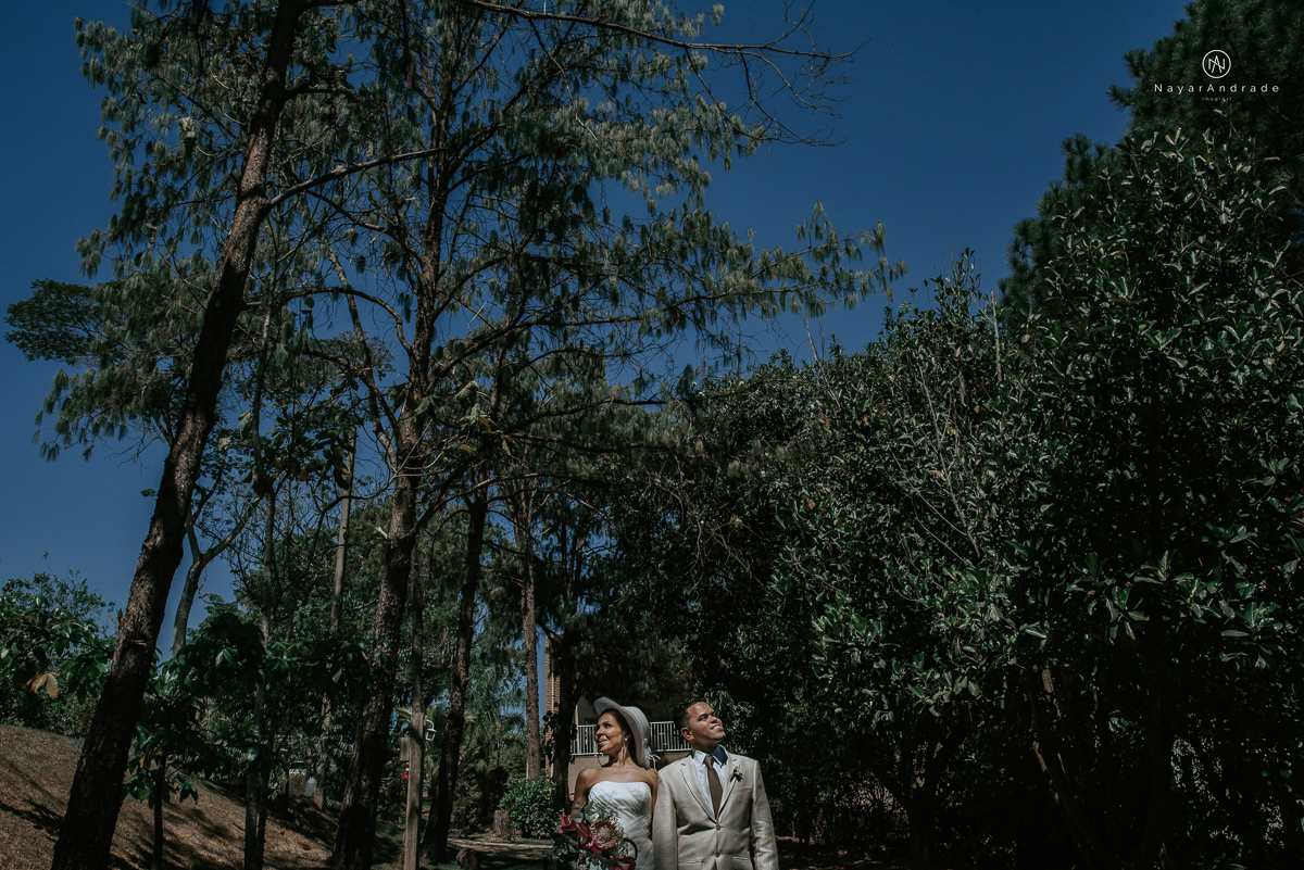 casamento de dia ao ar livre em uma manha de Sol em Campinas. Noiva com chapeu e noivo de roupa clara. Decoracao rustica no recanto dos passaros.