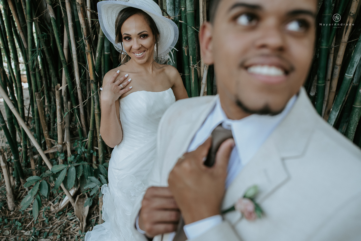 casamento de dia ao ar livre em uma manha de Sol em Campinas. Noiva com chapeu e noivo de roupa clara. Decoracao rustica no recanto dos passaros.