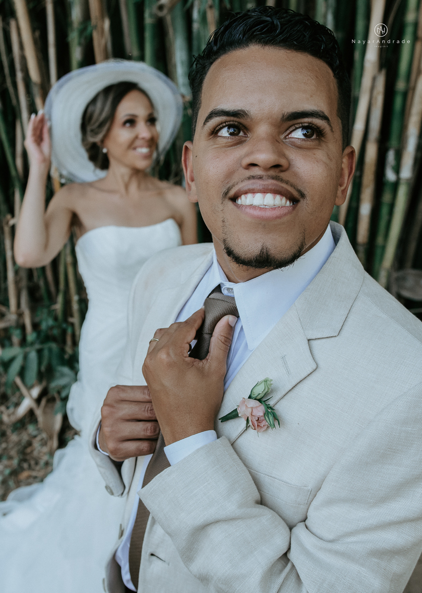 casamento de dia ao ar livre em uma manha de Sol em Campinas. Noiva com chapeu e noivo de roupa clara. Decoracao rustica no recanto dos passaros.