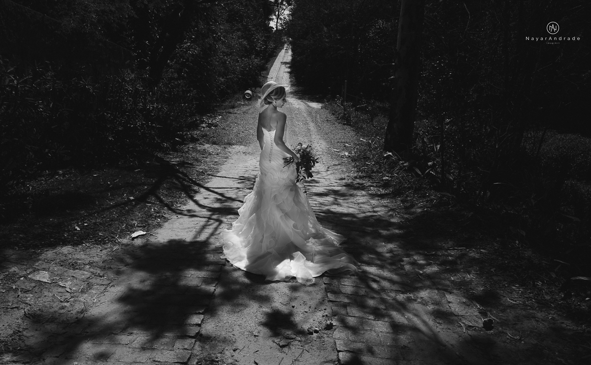casamento de dia ao ar livre em uma manha de Sol em Campinas. Noiva com chapeu e noivo de roupa clara. Decoracao rustica no recanto dos passaros.