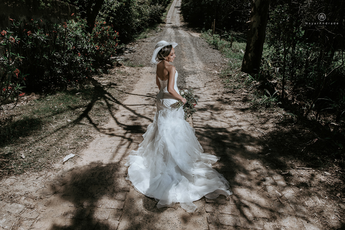 casamento de dia ao ar livre em uma manha de Sol em Campinas. Noiva com chapeu e noivo de roupa clara. Decoracao rustica no recanto dos passaros.