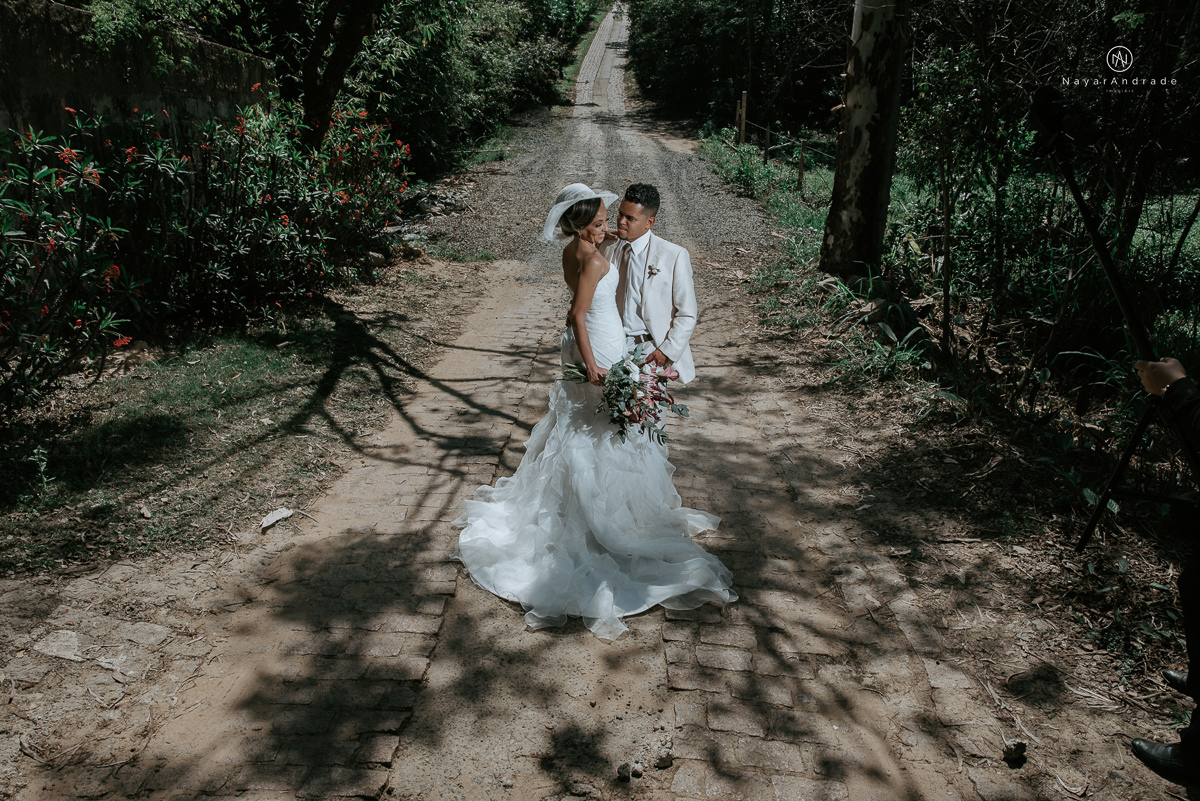 casamento de dia ao ar livre em uma manha de Sol em Campinas. Noiva com chapeu e noivo de roupa clara. Decoracao rustica no recanto dos passaros.