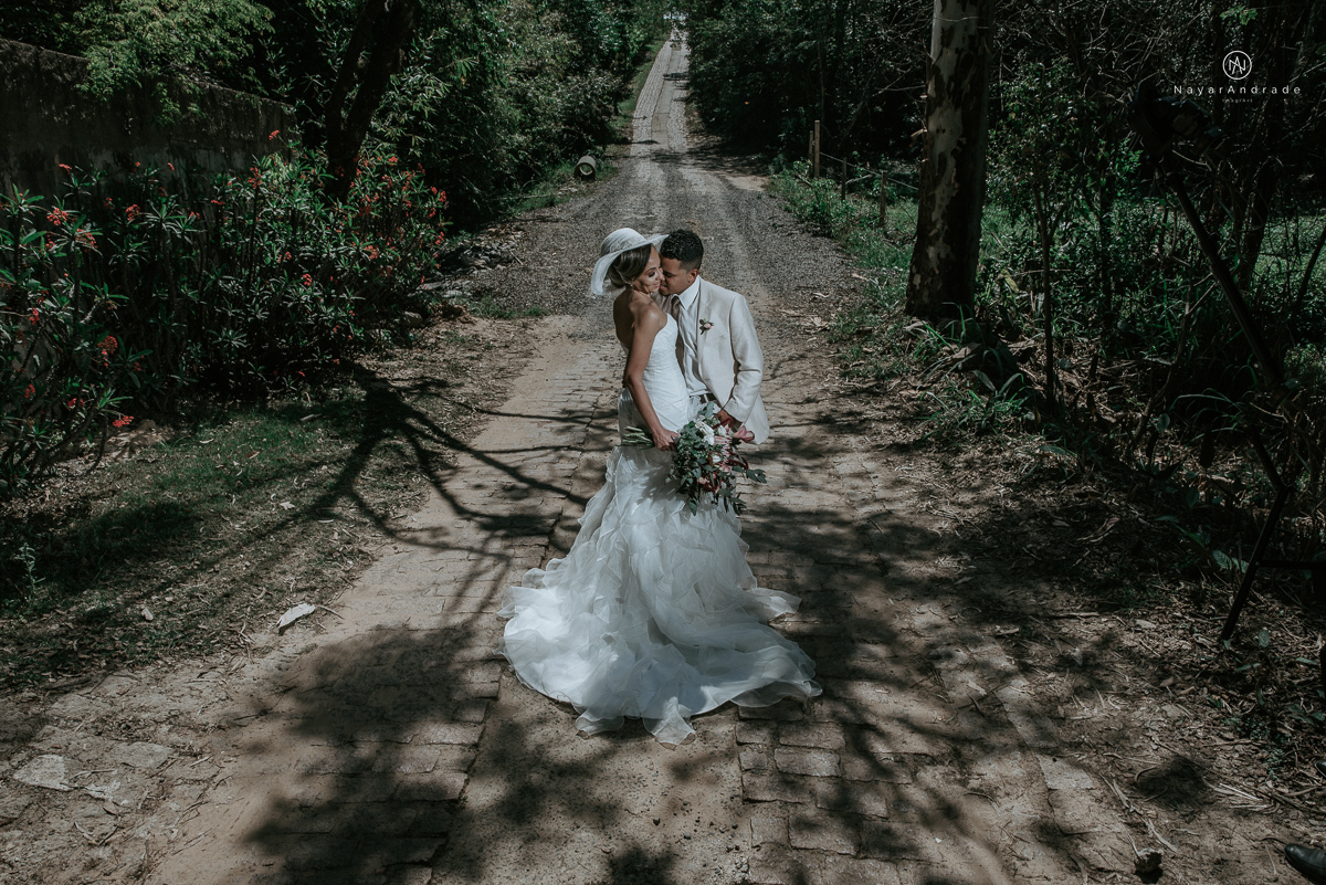 casamento de dia ao ar livre em uma manha de Sol em Campinas. Noiva com chapeu e noivo de roupa clara. Decoracao rustica no recanto dos passaros.