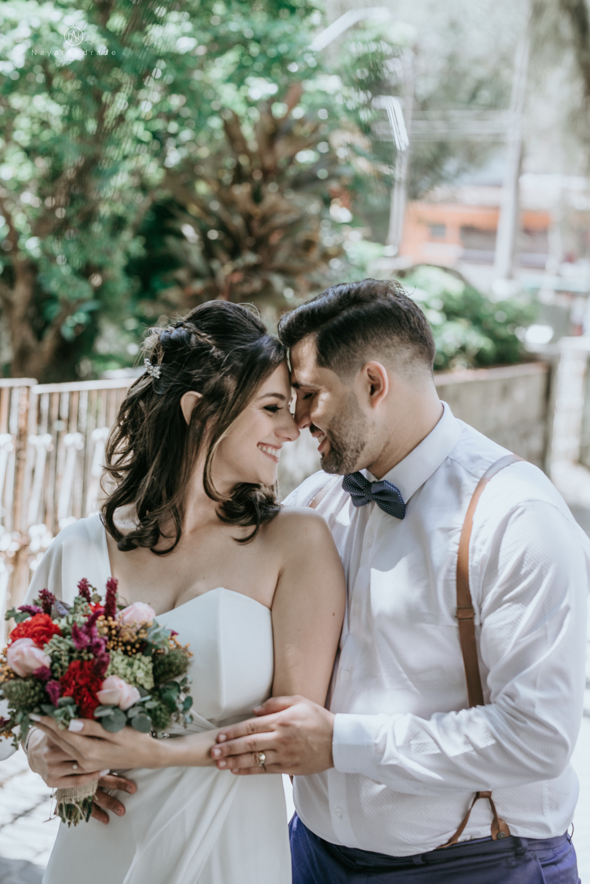 Mini wedding em Santos no australiano bar, noiva com vestido longo de fenda e noivo de suspensorio e gravata borboleta. Fotos de casamento na mesa de sinucae no bar. Casal apaixonado em mini wedd de manha