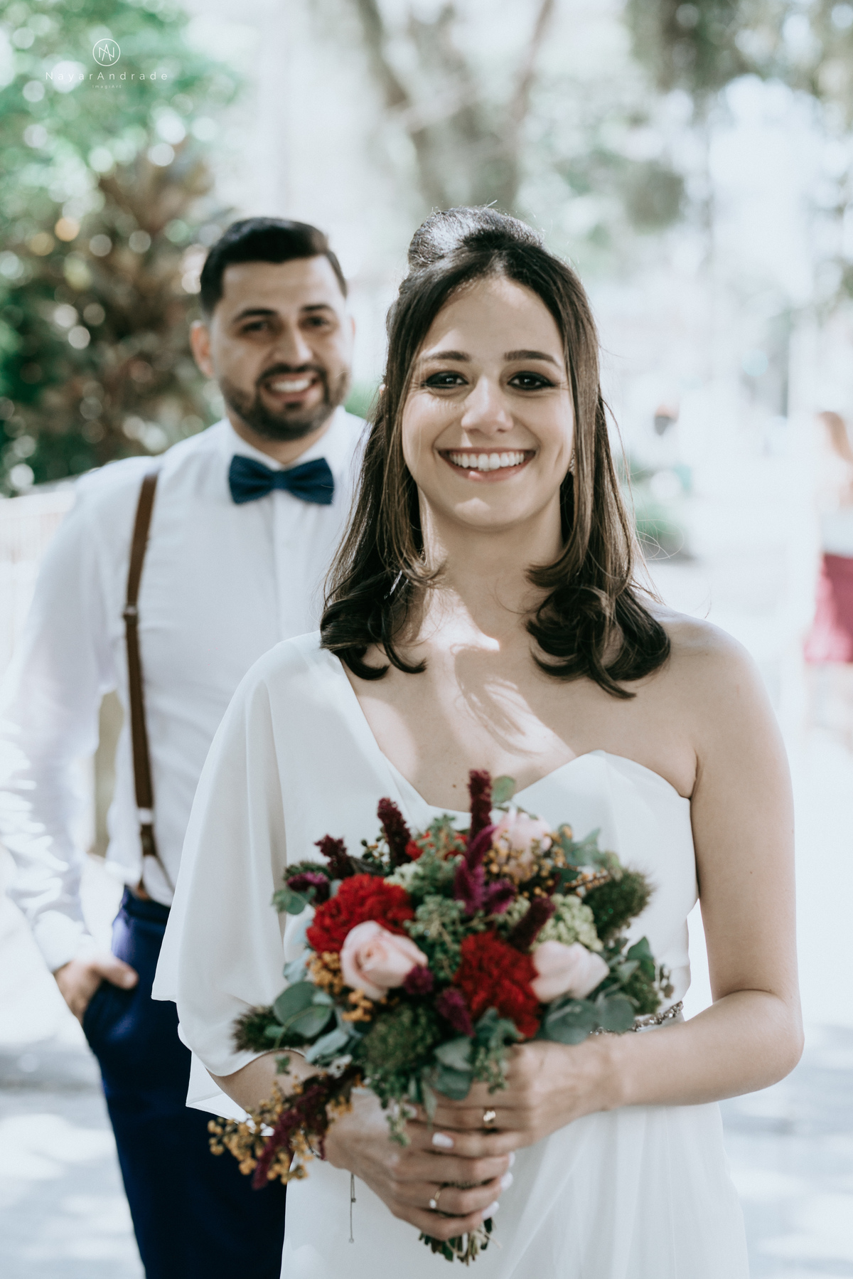 Mini wedding em Santos no australiano bar, noiva com vestido longo de fenda e noivo de suspensorio e gravata borboleta. Fotos de casamento na mesa de sinucae no bar. Casal apaixonado em mini wedd de manha