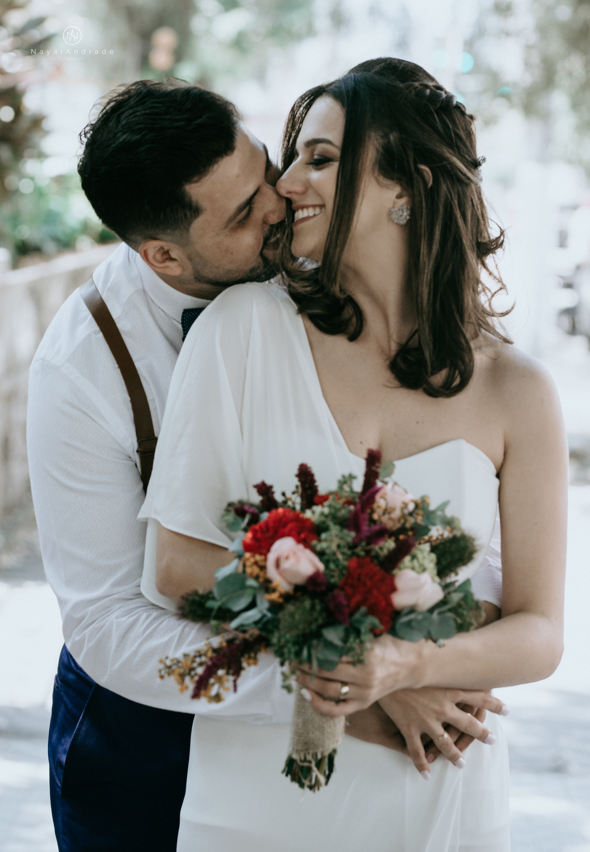 Mini wedding em Santos no australiano bar, noiva com vestido longo de fenda e noivo de suspensorio e gravata borboleta. Fotos de casamento na mesa de sinucae no bar. Casal apaixonado em mini wedd de manha