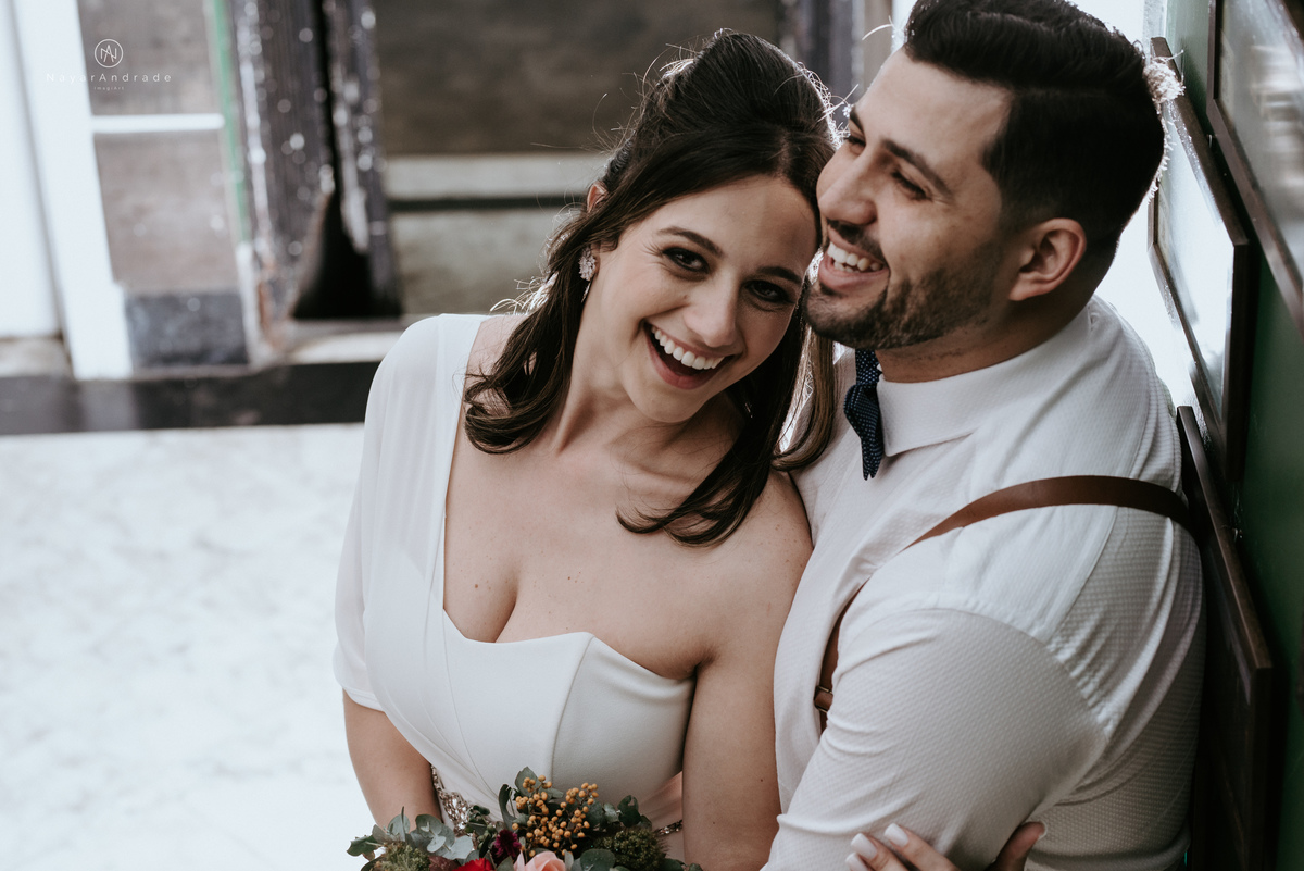Mini wedding em Santos no australiano bar, noiva com vestido longo de fenda e noivo de suspensorio e gravata borboleta. Fotos de casamento na mesa de sinucae no bar. Casal apaixonado em mini wedd de manha